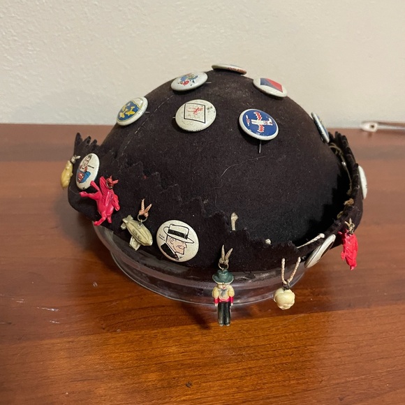 Jughead beanie with vintage charms and metal buttons. 1940’s - Picture 5 of 6